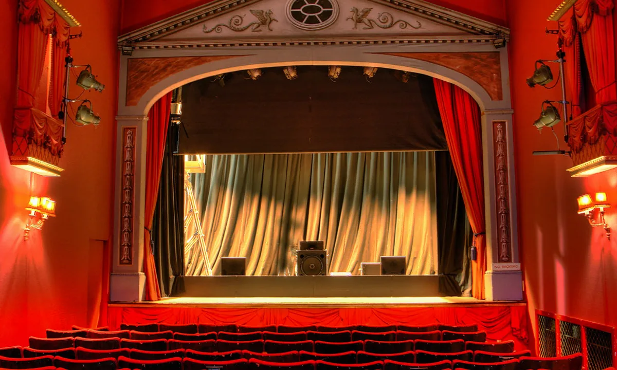 Tiyatro Koltuk Yıkama | Kadife ve Kumaş Sahne Salonları İçin Bakım Rehberi 2026